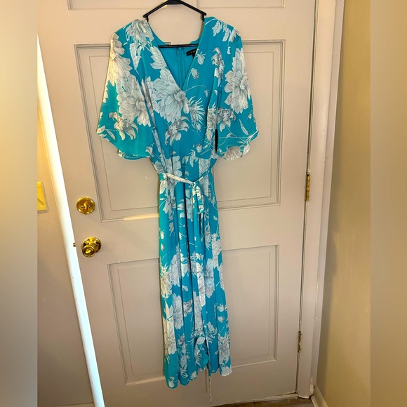 Lane Bryant Dresses & Skirts - Lane Bryant women’s v-neck size 14 polyester dress.